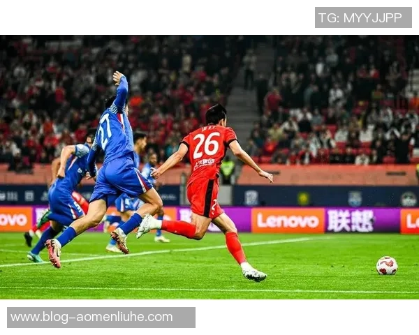 上港与申花激战正酣争夺胜利的关键时刻即将来临 上港与申花激战正酣争夺胜利的关键时刻即将来临